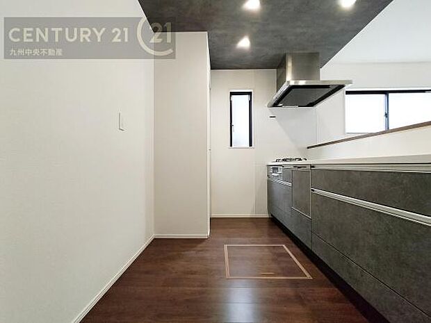 【キッチン】家族との会話を楽しめながら、お子様を見守りながら、お料理をすることができます。