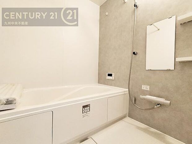 【ユニットバス】浴室暖房乾燥機付きで雨の日が多い梅雨の時期も安心です。また、冬のヒートショック対策としても活躍します。