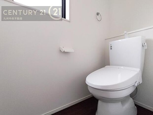 【トイレ】汚れてもサッとひと拭きでお手入れ簡単、エコ仕様の温水洗浄便座付きのトイレです。バリアフリーにも配慮しています。