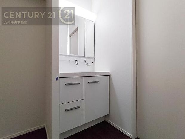 【洗面所】広々とした洗面スペースで朝時間も快適に。鏡の両サイドは、必要なものを取り出しやすく、大きな鏡面で朝の準備もスムーズに。