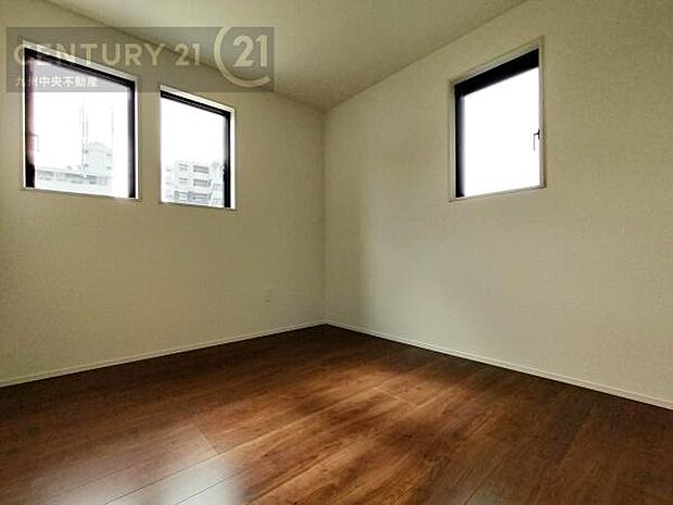 【洋室】家族一人ひとりの大切なプライベート空間。趣味に合わせて使って頂けるようシンプルに仕上げてあります。