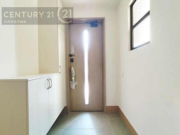 【玄関】玄関をスッキリに見せるために、シューズボックスを設置しました。オシャレは足元から。