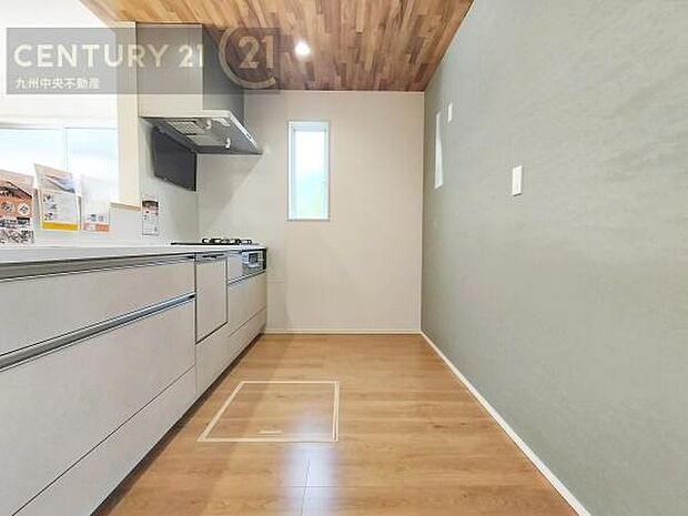 【キッチン】収納スペース・作業スペースが広いシステムキッチンは奥様にうれしいポイント。快適にお料理ができます。