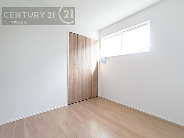 【子供部屋】学習机やベッドの配置がしやすい空間です。