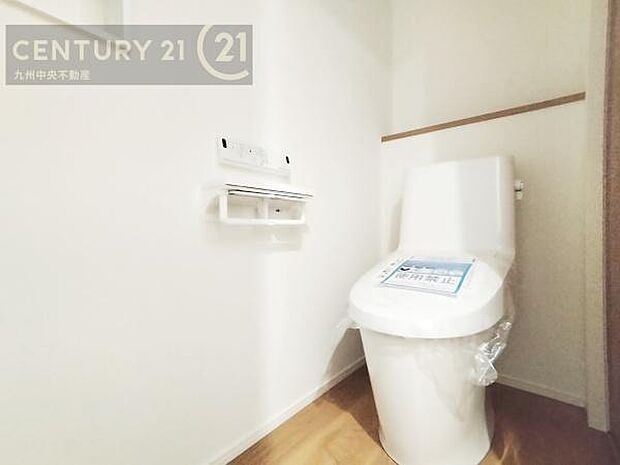 【トイレ】汚れてもサッとひと拭きでお手入れ簡単、エコ仕様の温水洗浄便座付きのトイレです。バリアフリーにも配慮しています。