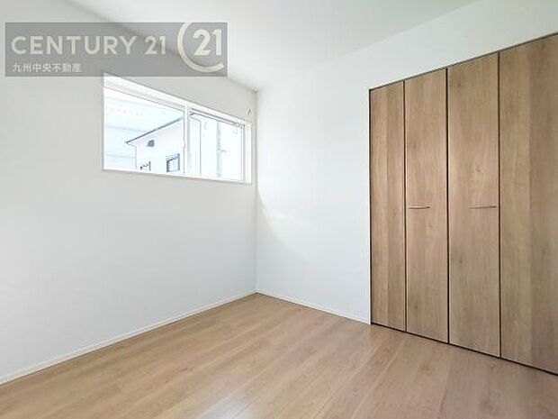 【洋室】2面採光を確保したお部屋。爽やかな風を感じて起きる朝は、快適生活の始まりに。