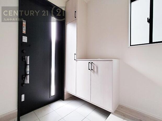 【玄関】玄関をスッキリに見せるために、シューズボックスを設置しました。オシャレは足元から。