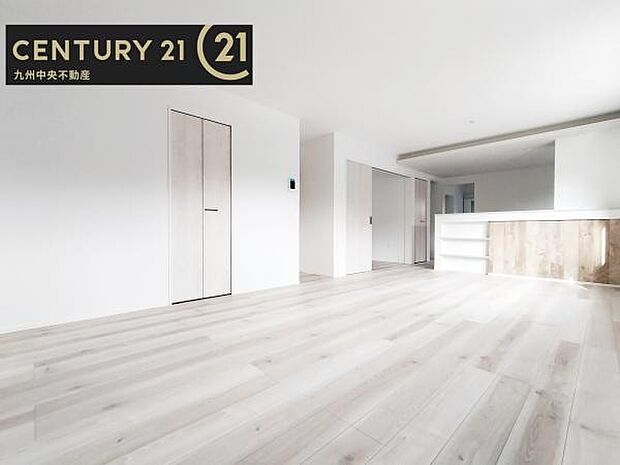 【リビング】暖かな光が包み込んでくれるLDＫは家族みんなが自然と集まってくる場所。快適でゆったり寛げる空間となっています。