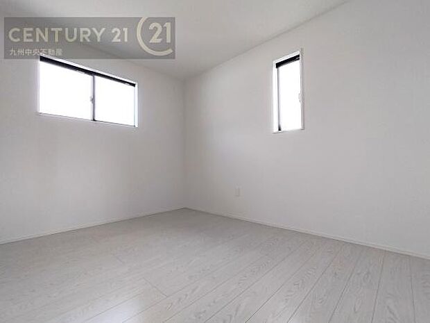 【子供部屋】学習机やベッドの配置がしやすい空間です。