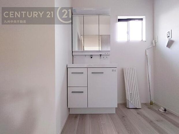 【洗面所】広々とした洗面スペースで朝時間も快適に。鏡の両サイドは、必要なものを取り出しやすく、大きな鏡面で朝の準備もスムーズに。