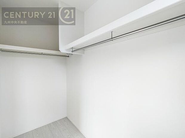 【ウォークインクローゼット】大型収納で片付け安心、生活にゆとりができ、お部屋もスッキリします。