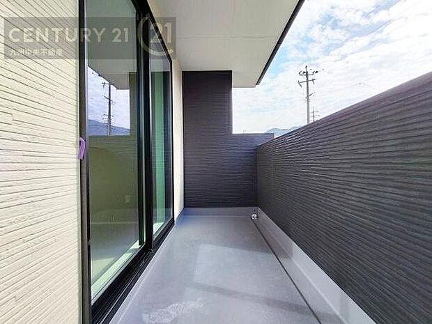 【バルコニー】広々バルコニー。日当たりも良く、洗濯物もよく乾きます。