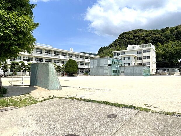 福岡市立入部小学校まで1786m