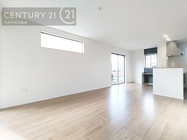 【リビング】ご家族みんながゆったり寛げる開放感たっぷりのリビング。広々としたリビングでは家具選びも楽しみの一つになりますね。