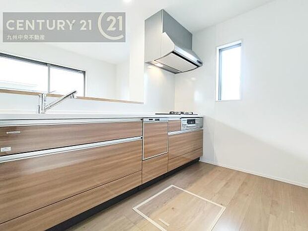 【キッチン】収納スペース・作業スペースが広いシステムキッチンは奥様にうれしいポイント。快適にお料理ができます。