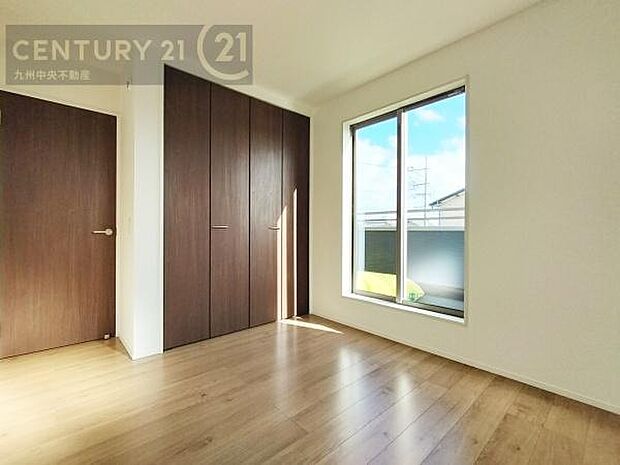 【子供部屋】学習机やベッドの配置がしやすい空間です。