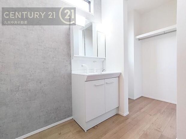 【洗面所】広々とした洗面スペースで朝時間も快適に。鏡の両サイドは、必要なものを取り出しやすく、大きな鏡面で朝の準備もスムーズに。