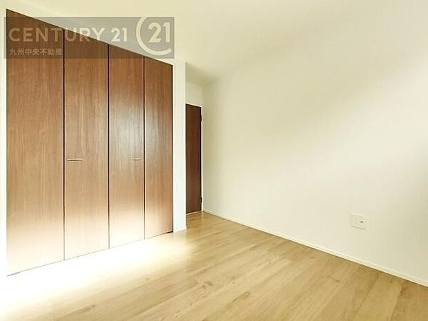 【洋室】家族一人ひとりの大切なプライベート空間。趣味に合わせて使って頂けるようシンプルに仕上げてあります。