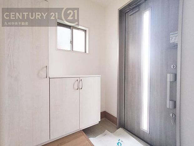 【玄関】玄関をスッキリに見せるために、シューズボックスを設置しました。オシャレは足元から。