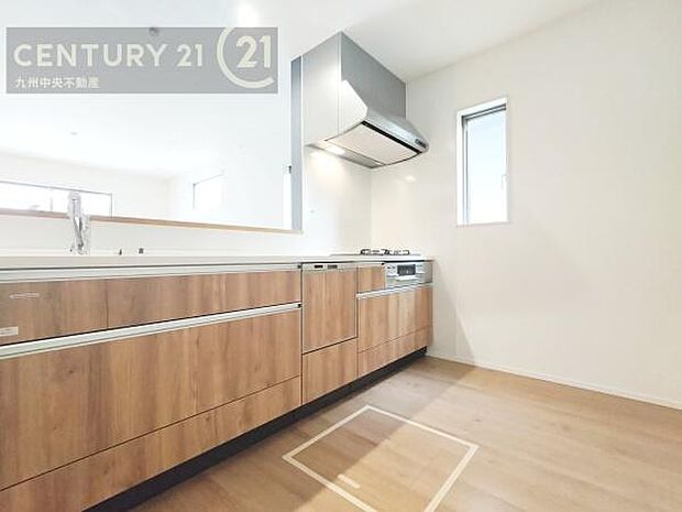 【キッチン】収納スペース・作業スペースが広いシステムキッチンは奥様にうれしいポイント。快適にお料理ができます。