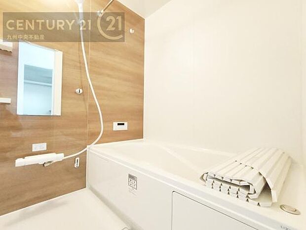 【ユニットバス】浴室暖房乾燥機付きで雨の日が多い梅雨の時期も安心です。また、冬のヒートショック対策としても活躍します。