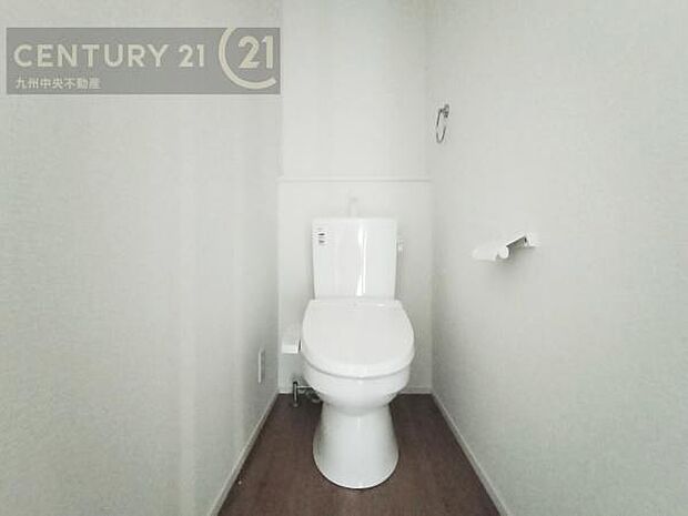 【トイレ】汚れてもサッとひと拭きでお手入れ簡単、エコ仕様の温水洗浄便座付きのトイレです。バリアフリーにも配慮しています。