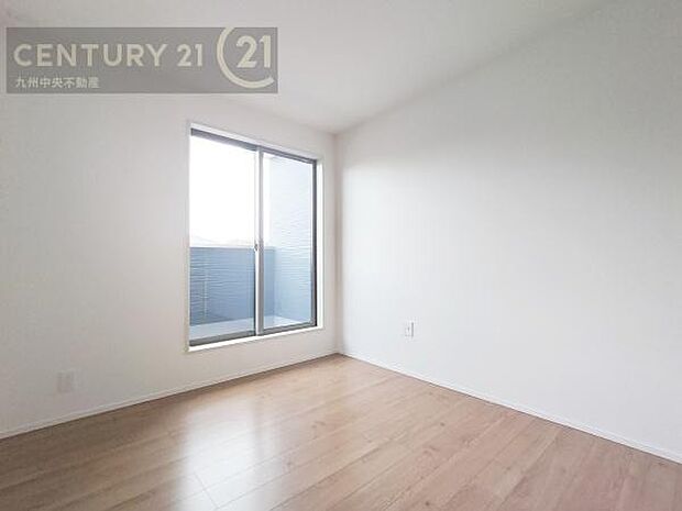 【洋室】家族一人ひとりの大切なプライベート空間。趣味に合わせて使って頂けるようシンプルに仕上げてあります。