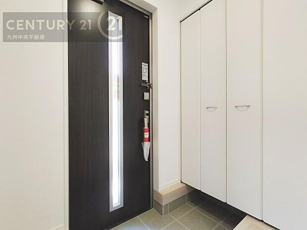 【玄関】玄関をスッキリに見せるために、シューズボックスを設置しました。オシャレは足元から。