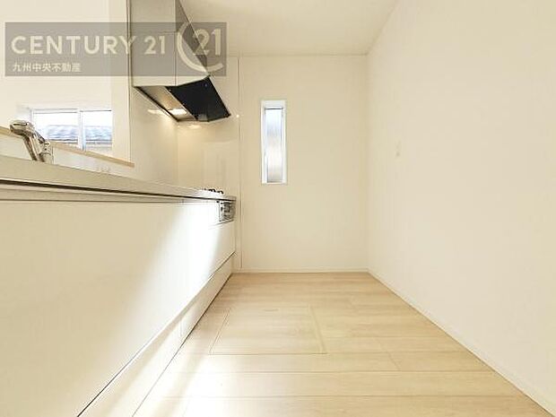 【キッチン】家族との会話を楽しみながら、お子様を見守りながら、お料理をすることができます。