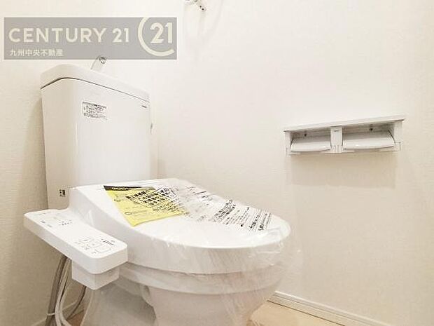 【トイレ】汚れてもサッとひと拭きでお手入れ簡単、エコ仕様の温水洗浄便座付きのトイレです。バリアフリーにも配慮しています。