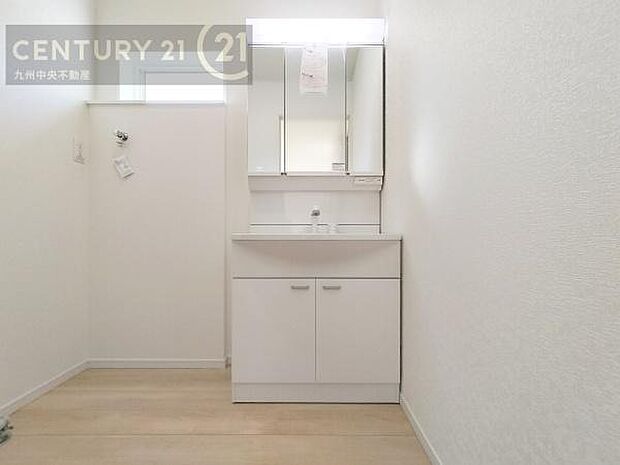 【洗面所】広々とした洗面スペースで朝時間も快適に。鏡の両サイドは、必要なものを取り出しやすく、大きな鏡面で朝の準備もスムーズに。