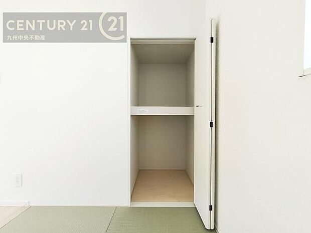 【押入】デッドスペースを作らず空間を無駄なく使うことのできる奥行きがあります。