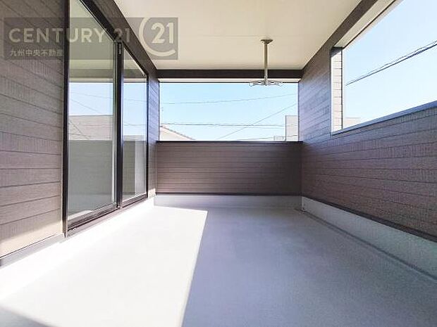 【バルコニー】広々バルコニー。日当たりも良く、洗濯物もよく乾きます。