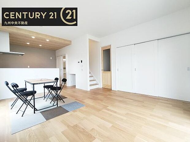 【リビング】暖かな光が包み込んでくれるLDKは家族みんなが自然と集まってくる場所。快適でゆったり寛げる空間となっています。