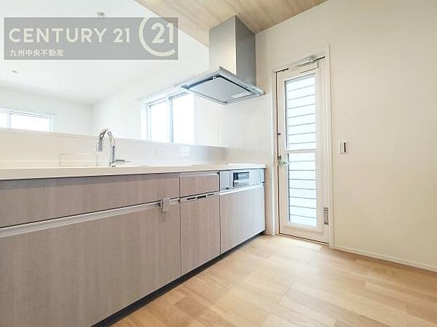 【キッチン】家族との会話を楽しみながら、お子様を見守りながら、お料理をすることができます。