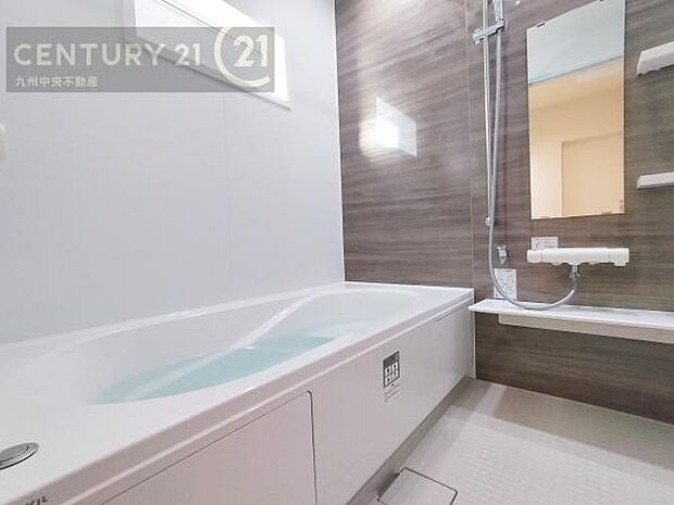 【ユニットバス】浴室暖房乾燥機付きで雨の日が多い梅雨の時期も安心です。また、冬のヒートショック対策としても活躍します。