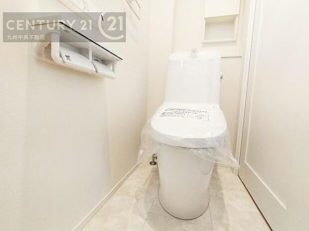 【トイレ】汚れてもサッとひと拭きでお手入れ簡単、エコ仕様の温水洗浄便座付きのトイレです。バリアフリーにも配慮しています。