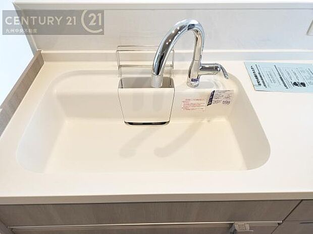 【洗面所】広々とした洗面スペースで朝時間も快適に。鏡の両サイドは、必要なものを取り出しやすく、大きな鏡面で朝の準備もスムーズに。