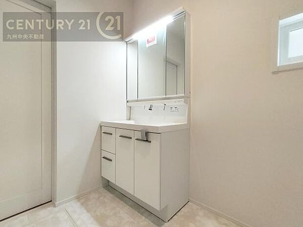 【洗面所】広々とした洗面スペースで朝時間も快適に。鏡の両サイドは、必要なものを取り出しやすく、大きな鏡面で朝の準備もスムーズに。