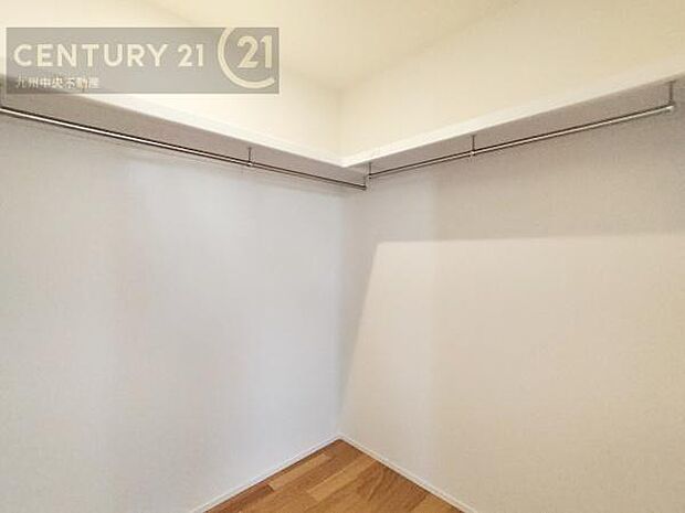 【ウォークインクローゼット】大型収納で片付け安心、生活にゆとりができ、お部屋もスッキリします。