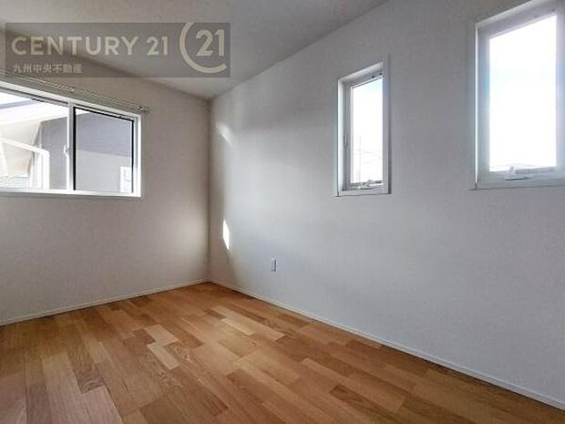 【洋室】2面採光を確保したお部屋。爽やかな風を感じて起きる朝は、快適生活の始まりに。