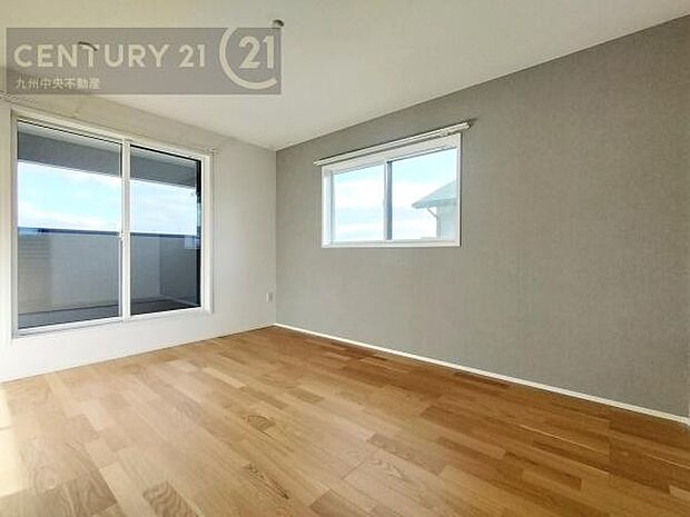 【洋室】開放的なバルコニーに面したお部屋。採光良好な快適空間です。