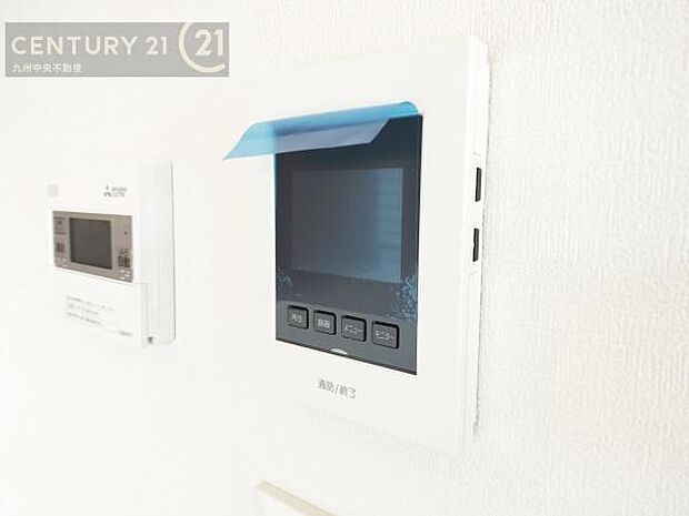 【TVモニターホン】TVモニターホン付きの玄関は、訪問者の顔を見て、応答することができます。センサーライトで、夜の帰宅も明るく照らしてくれます。