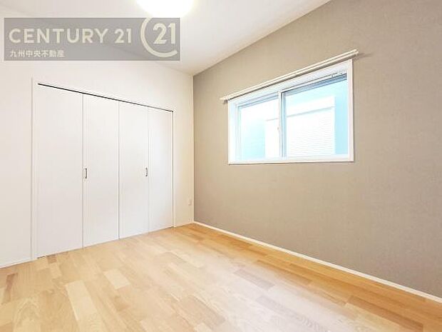 【寝室】主寝室にはアクセントクロスでデザイナーズ感を演出。