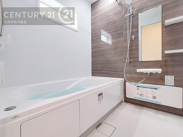 【ユニットバス】浴室暖房乾燥機付きで雨の日が多い梅雨の時期も安心です。また、冬のヒートショック対策としても活躍します。