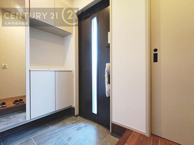 【玄関】玄関をスッキリに見せるために、シューズボックスを設置しました。オシャレは足元から。