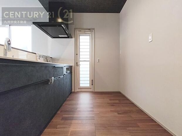 【キッチン】家族との会話を楽しめながら、お子様を見守りながら、お料理をすることができます。