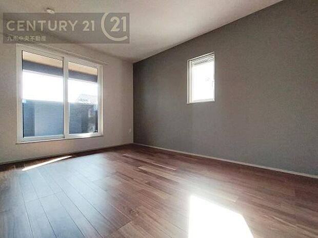 【寝室】主寝室にはアクセントクロスでデザイナーズ感を演出。