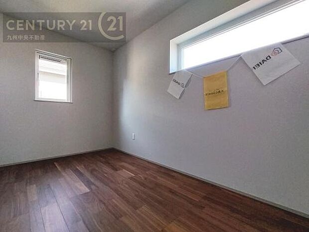 【子供部屋】学習机やベッドの配置がしやすい空間です。