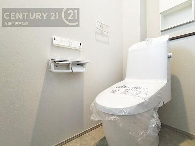 【トイレ】汚れてもサッとひと拭きでお手入れ簡単、エコ仕様の温水洗浄便座付きのトイレです。バリアフリーにも配慮しています。